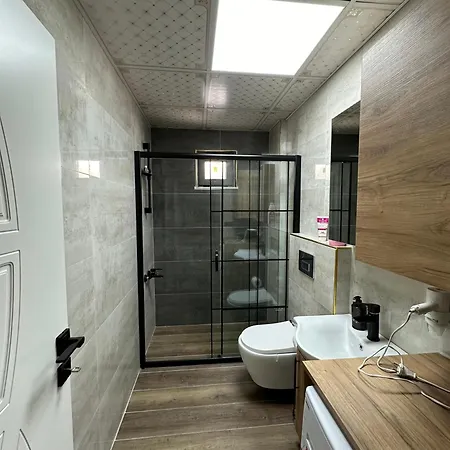 Denize Yakin Lueks Apartment