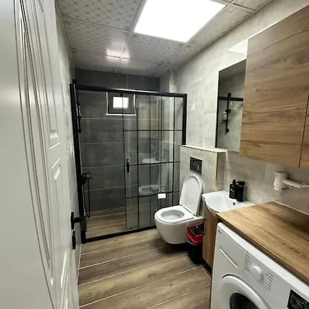 Denize Yakin Lueks *